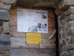  Desormais sur la porte de la cabane des parisiens